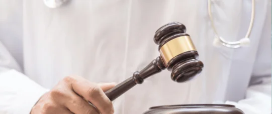 Lekarze coraz bardziej boją się wykonywać swój zawód