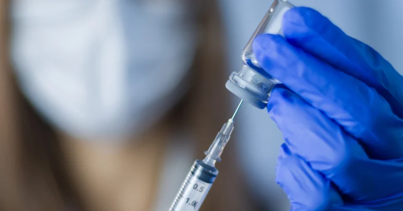 Brak szczepionek na Omikron i wyzwania szczepień HPV. Odpowiedzi Donalda Tuska