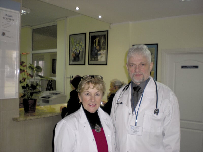 Krystyna Kłosin i Bogdan Krzyżanowski, a w tle obrazy. 