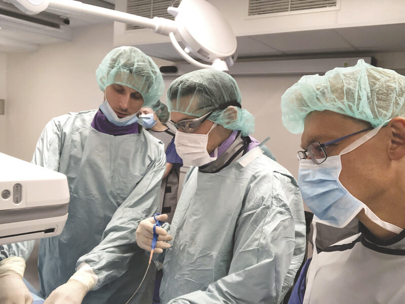 Ryc. 1. Zabieg biopsji mięśnia sercowego. Od lewej: dr hab. med. Maksymilian Opolski, dr n. med. Krzysztof Ozierański, prof. dr hab. med. Marcin Grabowski.