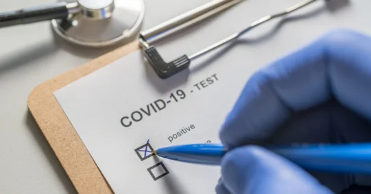 Dodatni wynik testu na COVID-19 nie jest podstawą do hospitalizacji na oddziale zakaźnym