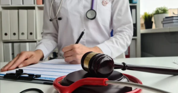 Dlaczego prawomocnie uniewinniony lekarz nie może dostać zwrotu kosztów obrońcy?
