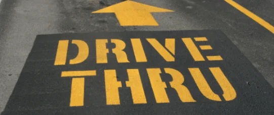 Punktów drive-thru przybywa jak grzybów po deszczu