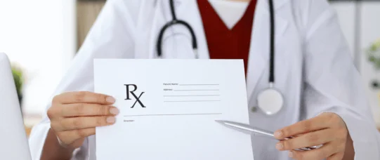 Na jakich warunkach stażysta wystawi receptę pro familiae?